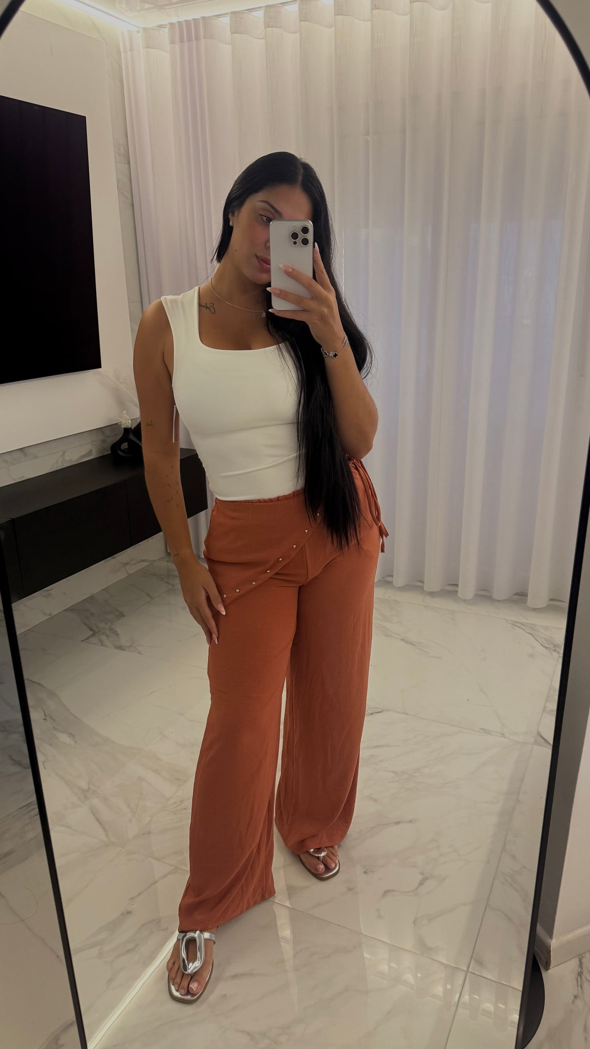 Pantalón tachuelas teja