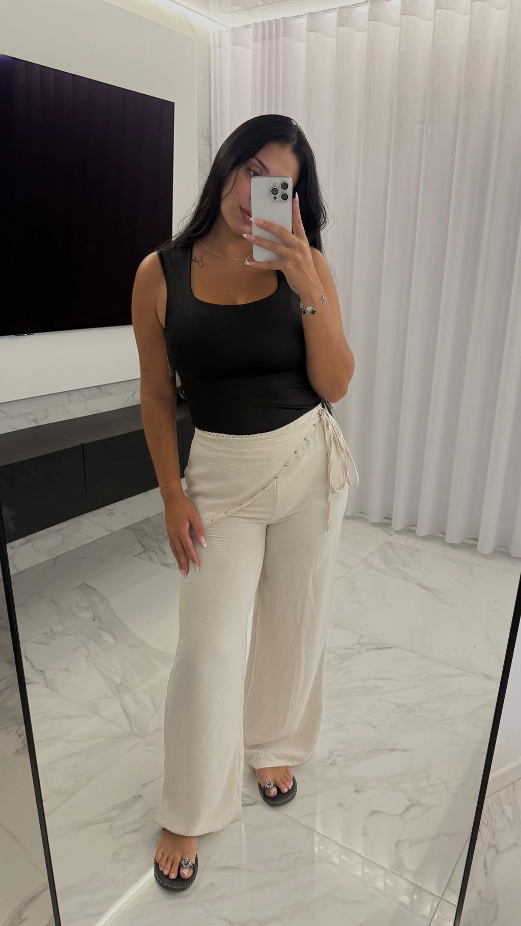 Pantalón tachuelas beige