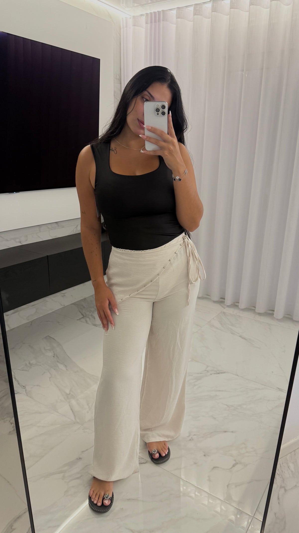 Pantalón tachuelas beige