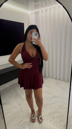 Vestido escote drapeado burdeos