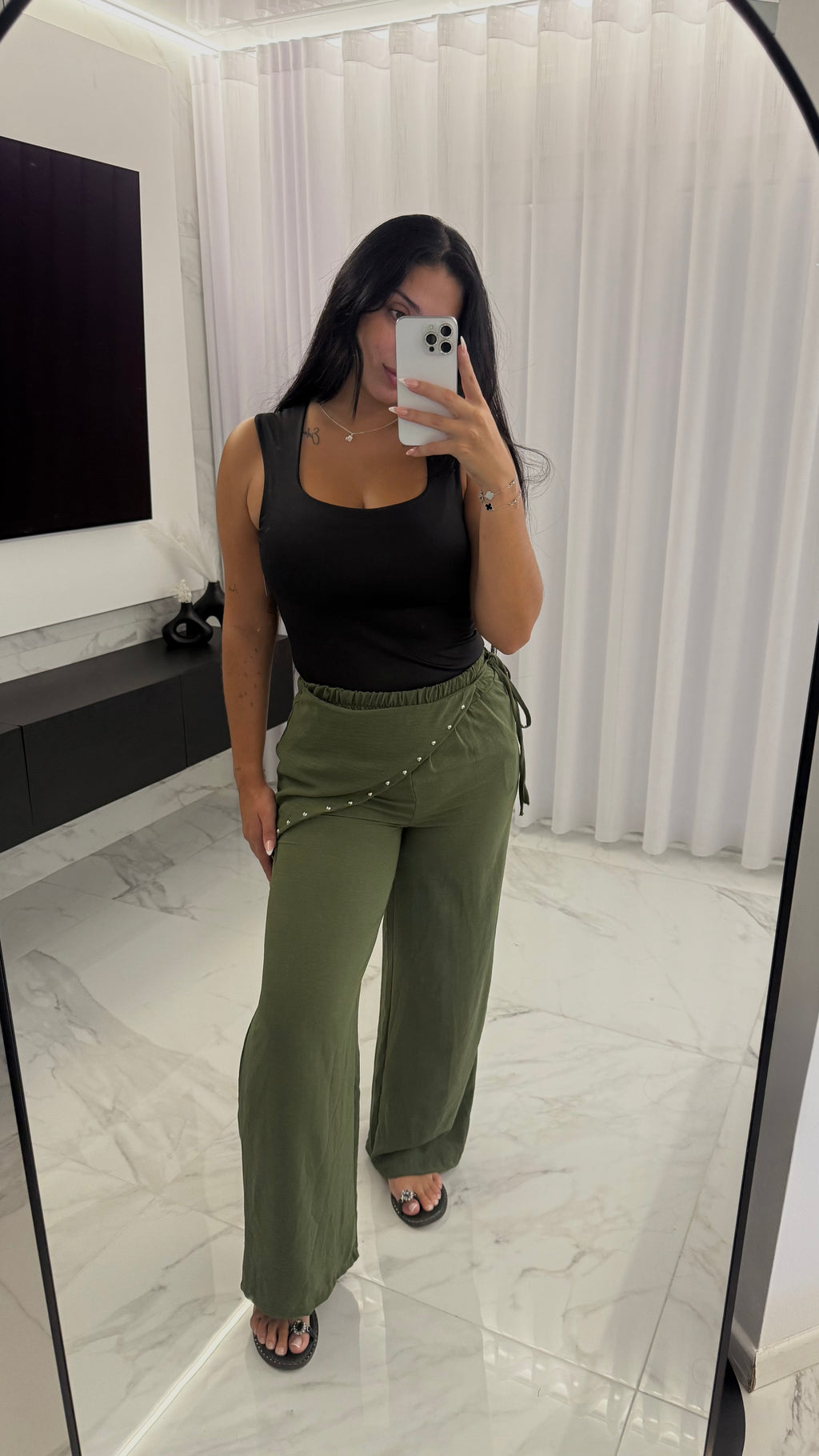 Pantalón tachuelas verde