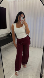 Pantalón tachuelas burdeos